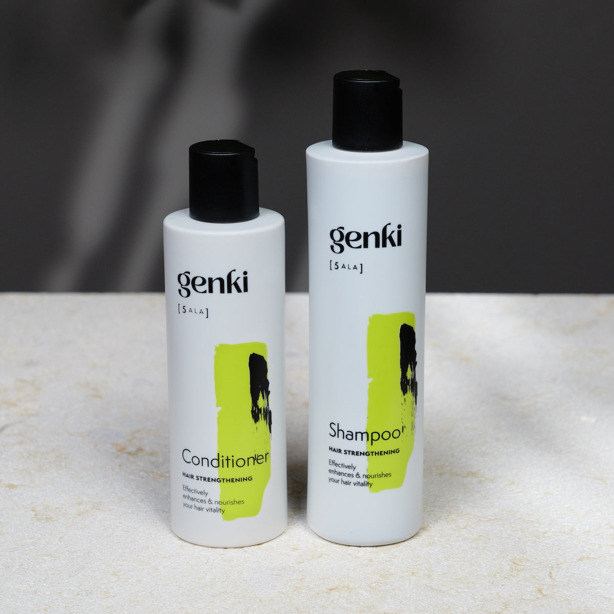 genki Hair Strengthening Shampoo und Conditioner auf heller Steinplatte
