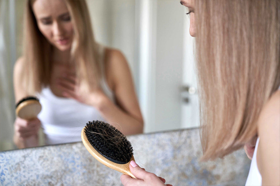 Frau mit hormonellem Haarwachstum