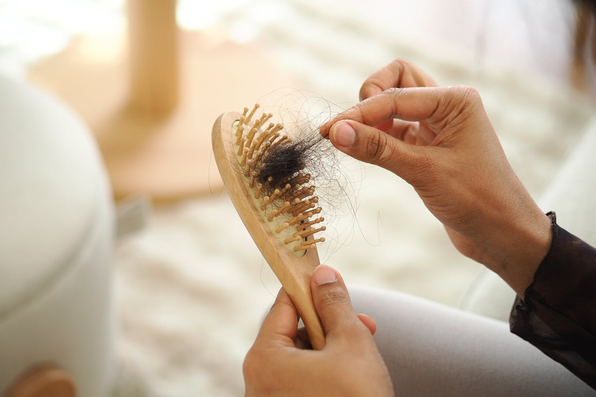 Wie viele Haare verliert man am Tag? Der Normalwert im Check