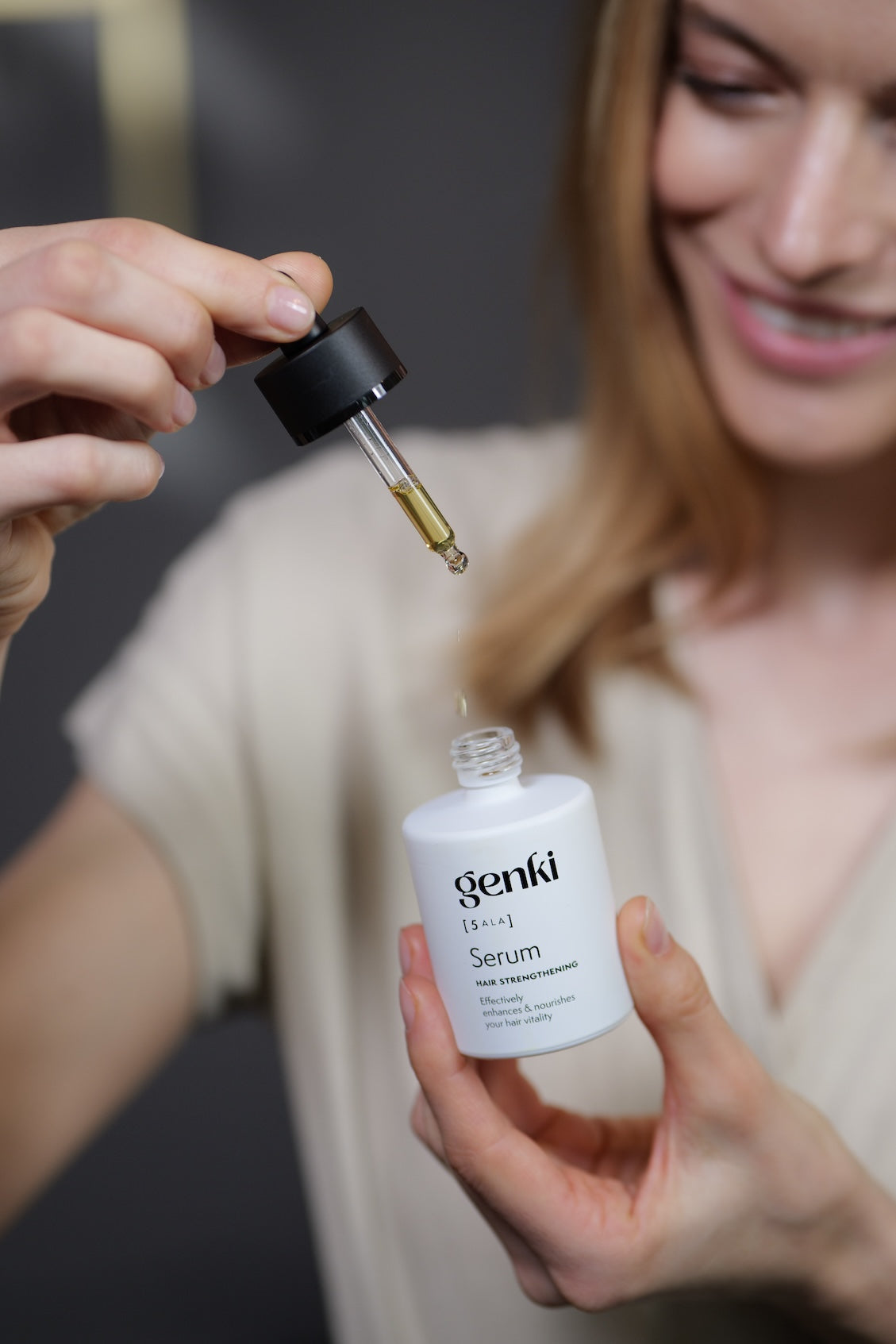 hair_strengthening_serum_konsistenz_mit_flasche.jpg